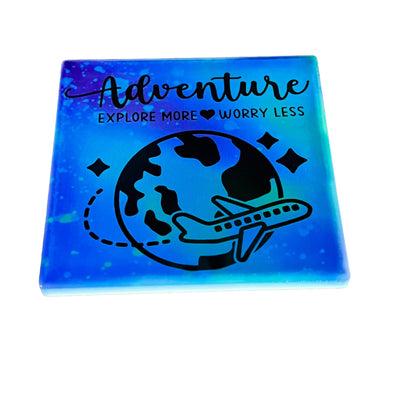 Dessous de verre carré en céramique bleu fait main JenDore « Adventure Explore More Worry Less »