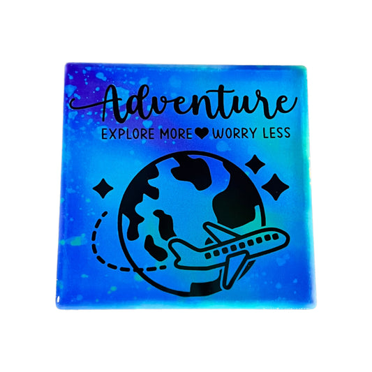 Dessous de verre carré en céramique bleu fait main JenDore « Adventure Explore More Worry Less »